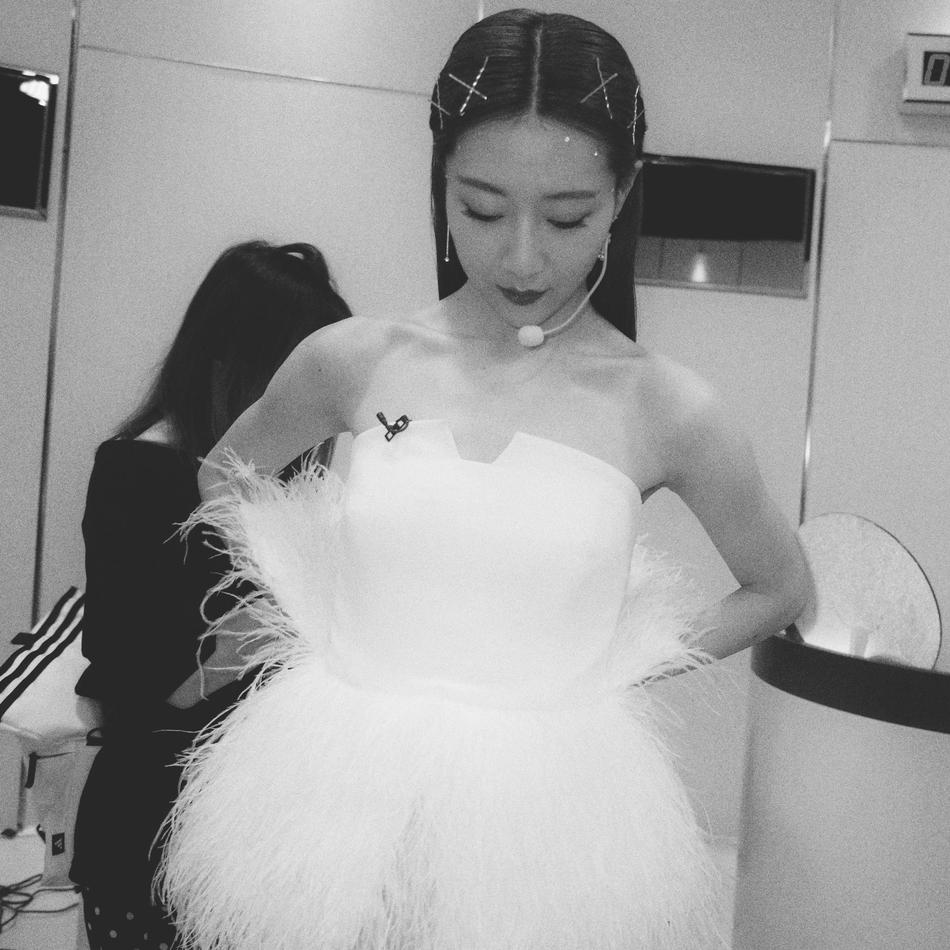 许飞再晒她镜头下的姐姐们 自侃吃着锅里看着碗里