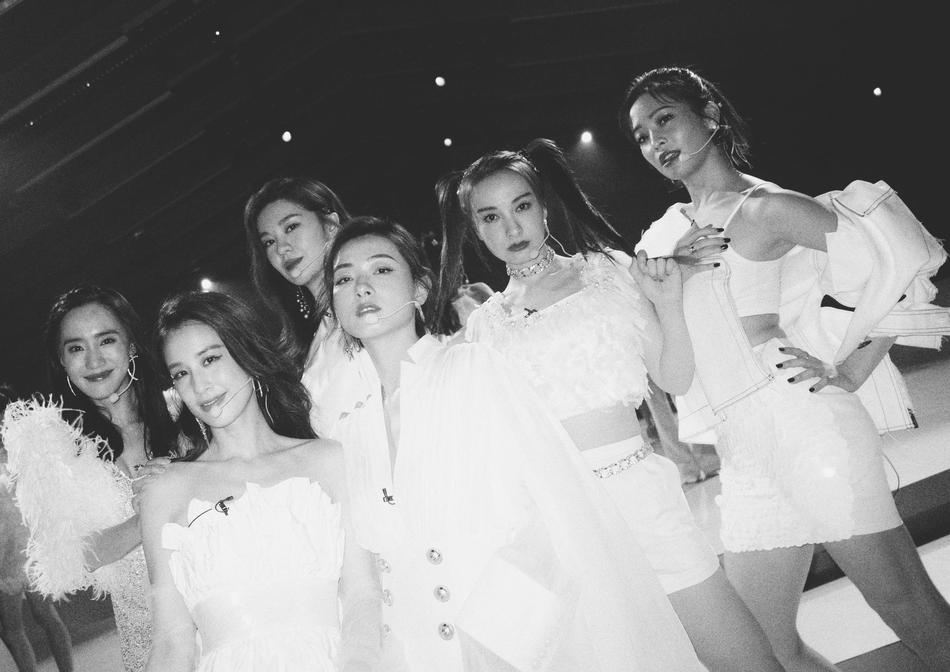 许飞再晒她镜头下的姐姐们 自侃吃着锅里看着碗里