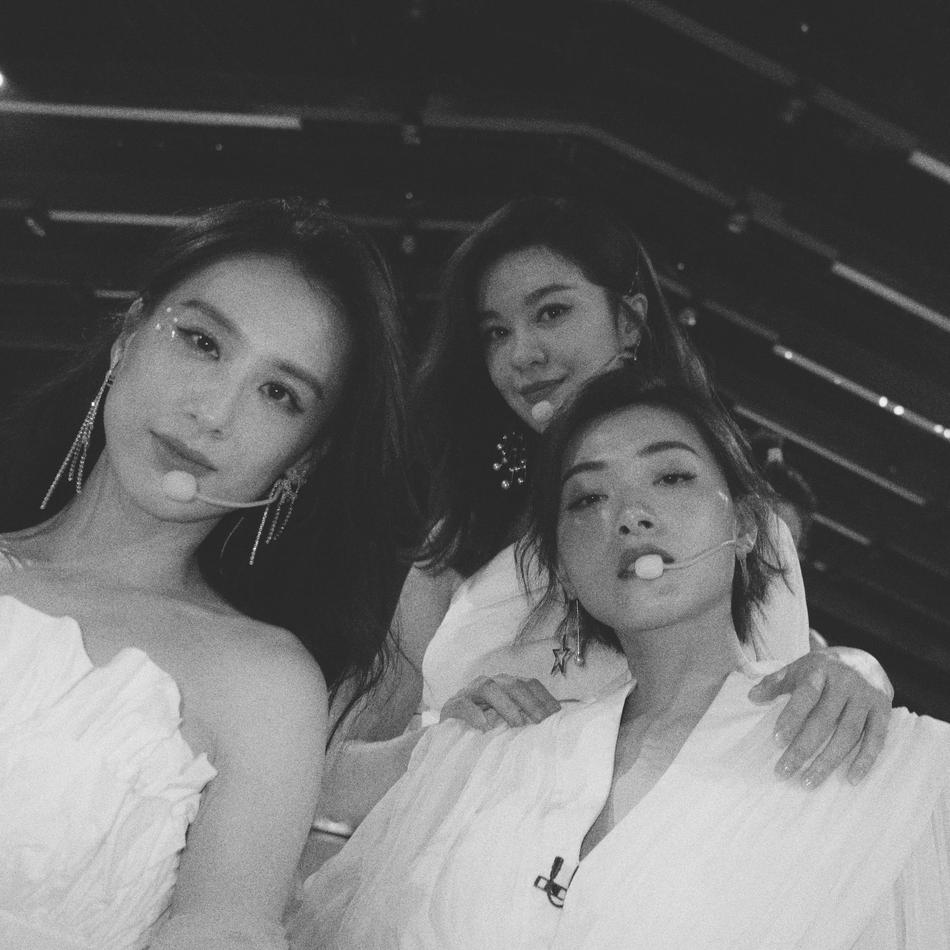 许飞再晒她镜头下的姐姐们 自侃吃着锅里看着碗里