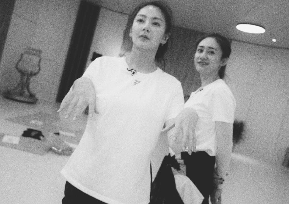 许飞再晒她镜头下的姐姐们 自侃吃着锅里看着碗里