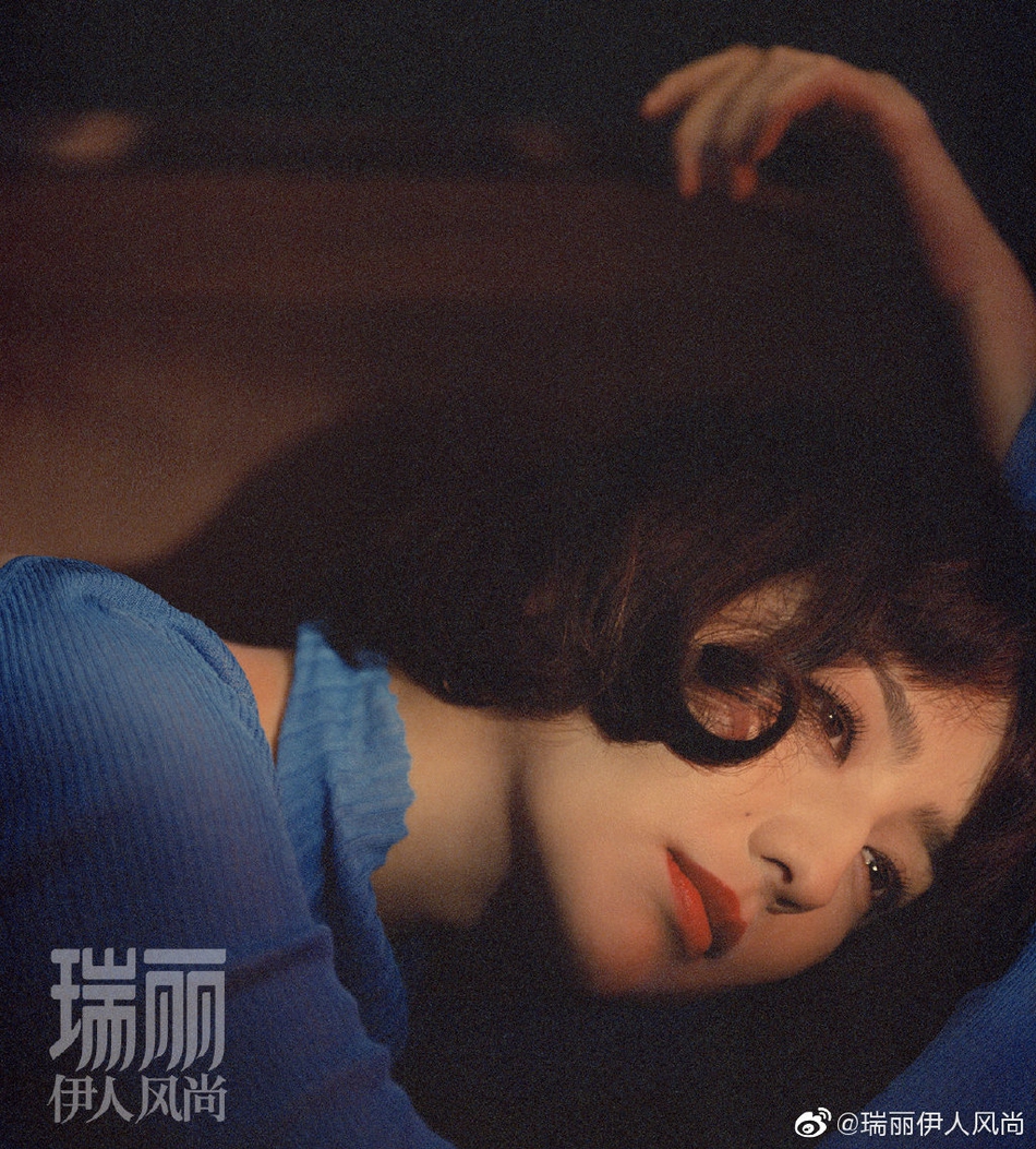 佟丽娅最新时尚大片曝光 梳精致卷发优雅迷人