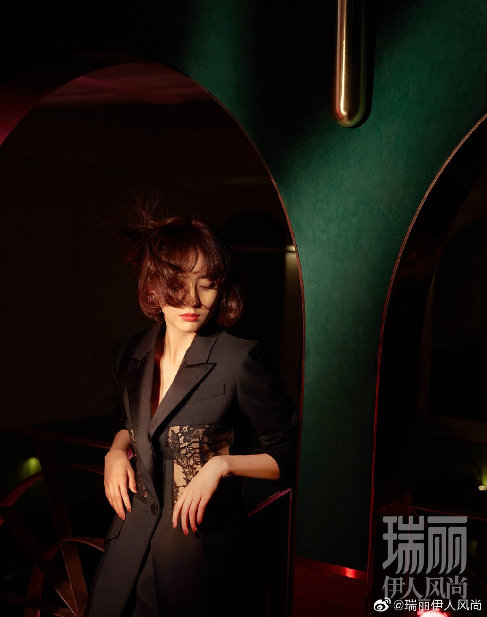 佟丽娅最新时尚大片曝光 梳精致卷发优雅迷人