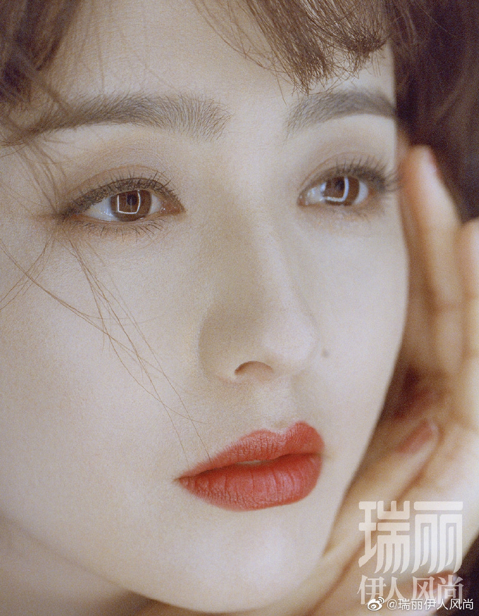 佟丽娅最新时尚大片曝光 梳精致卷发优雅迷人