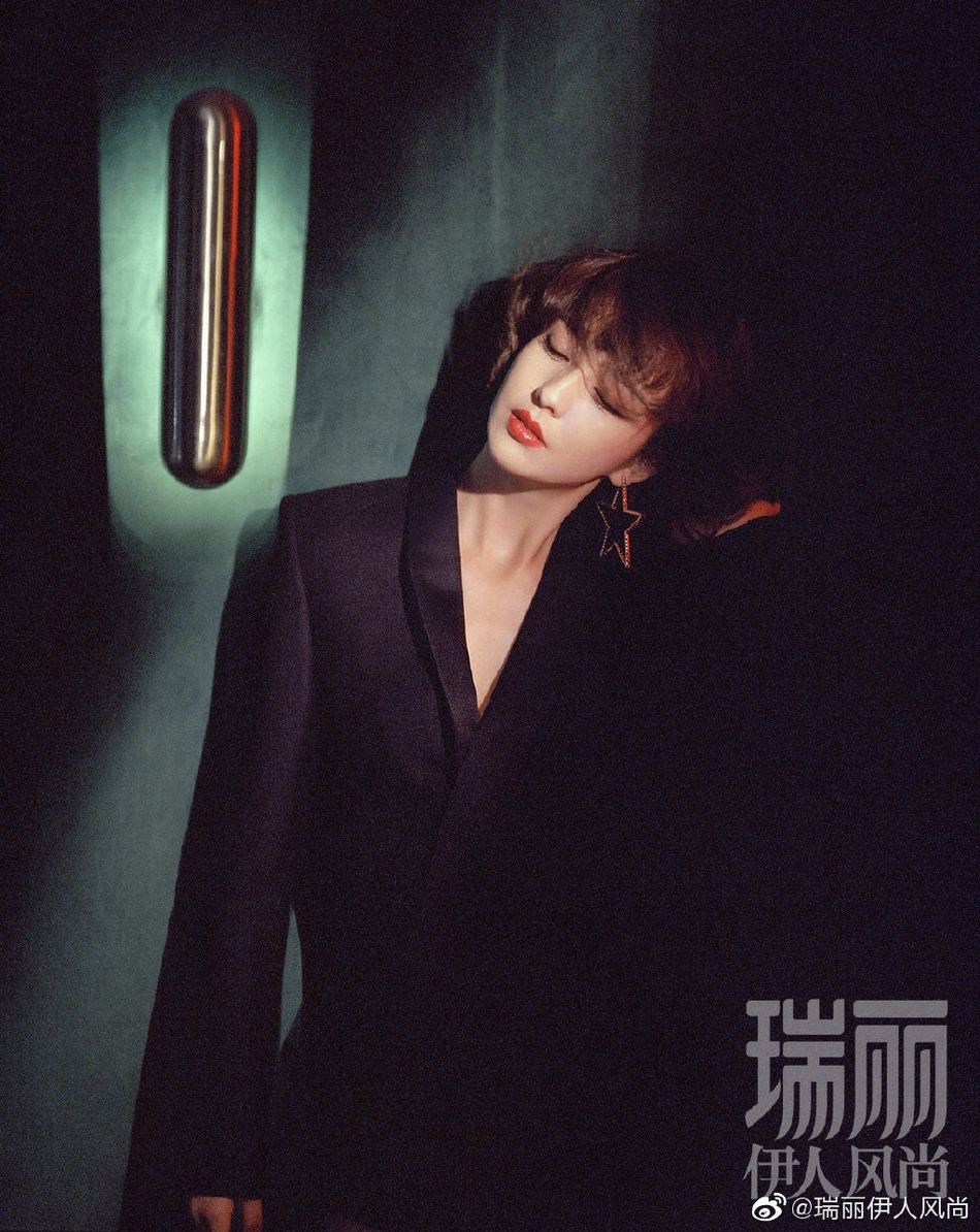 佟丽娅最新时尚大片曝光 梳精致卷发优雅迷人