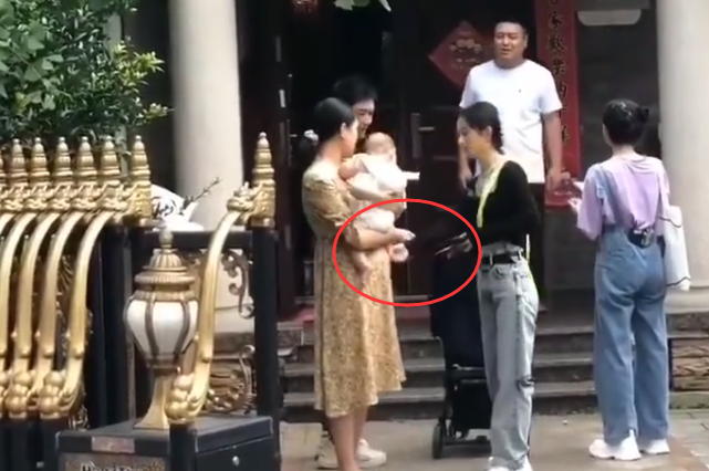 赵丽颖穿露脐装秀细腰 摸婴儿小脚母爱爆棚