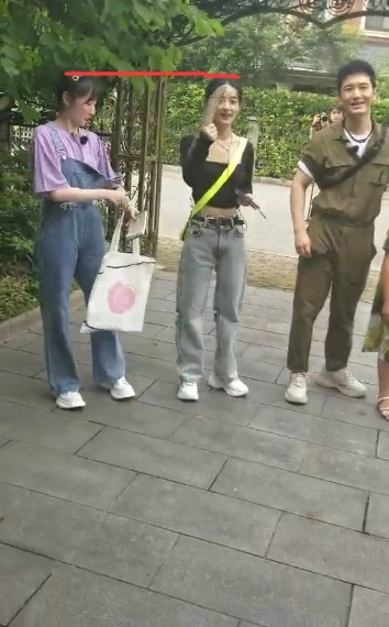 赵丽颖穿露脐装秀细腰 摸婴儿小脚母爱爆棚