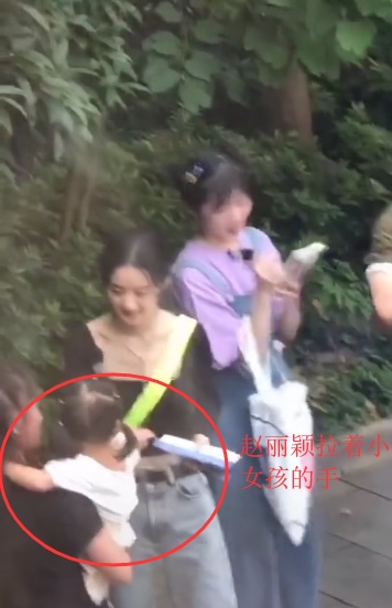 赵丽颖穿露脐装秀细腰 摸婴儿小脚母爱爆棚