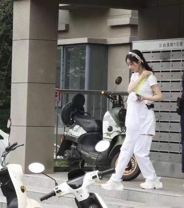 赵丽颖穿露脐装秀细腰 摸婴儿小脚母爱爆棚