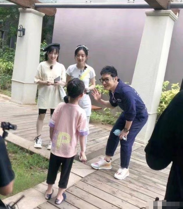 赵丽颖穿露脐装秀细腰 摸婴儿小脚母爱爆棚