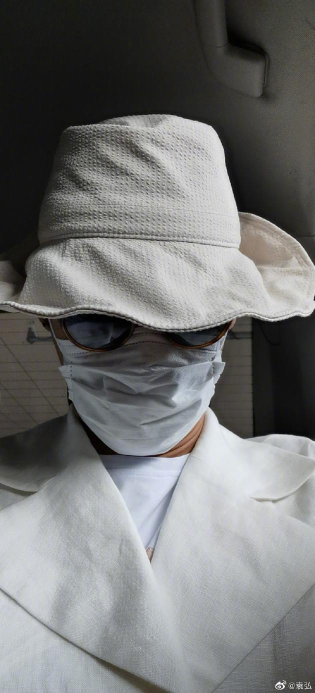 袁弘错戴妈妈的遮阳帽 搭小红花图案外套走混搭风