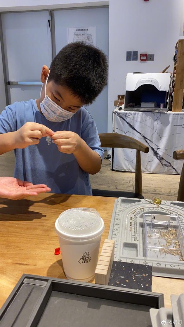 胡可感动收小儿子项链礼物 小鱼儿却说要送女同学