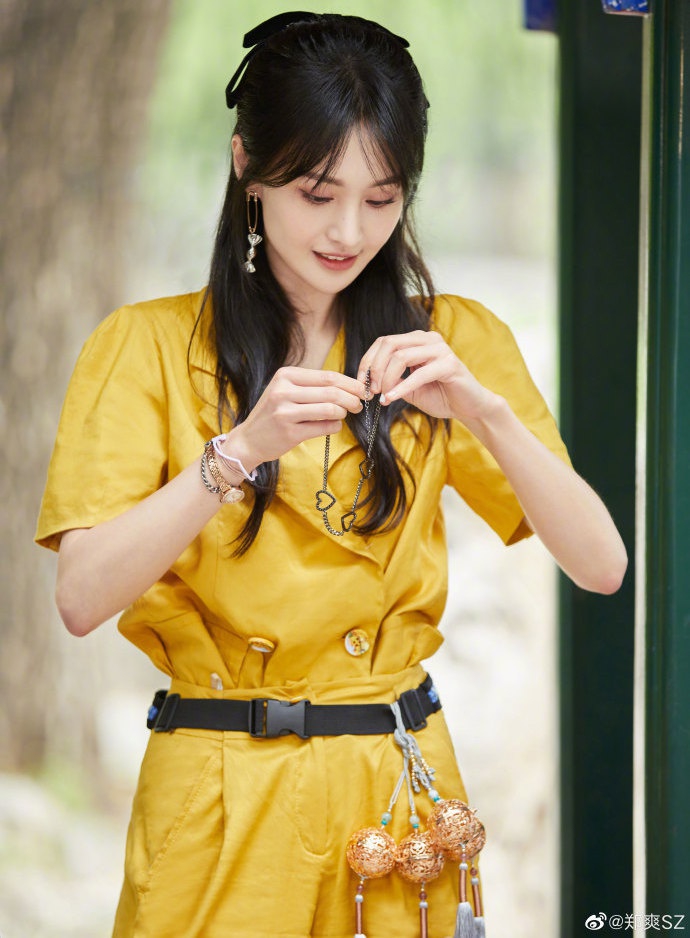 郑爽穿明黄色连衣裙秀纤纤玉臂 戴蝴蝶结温婉可人