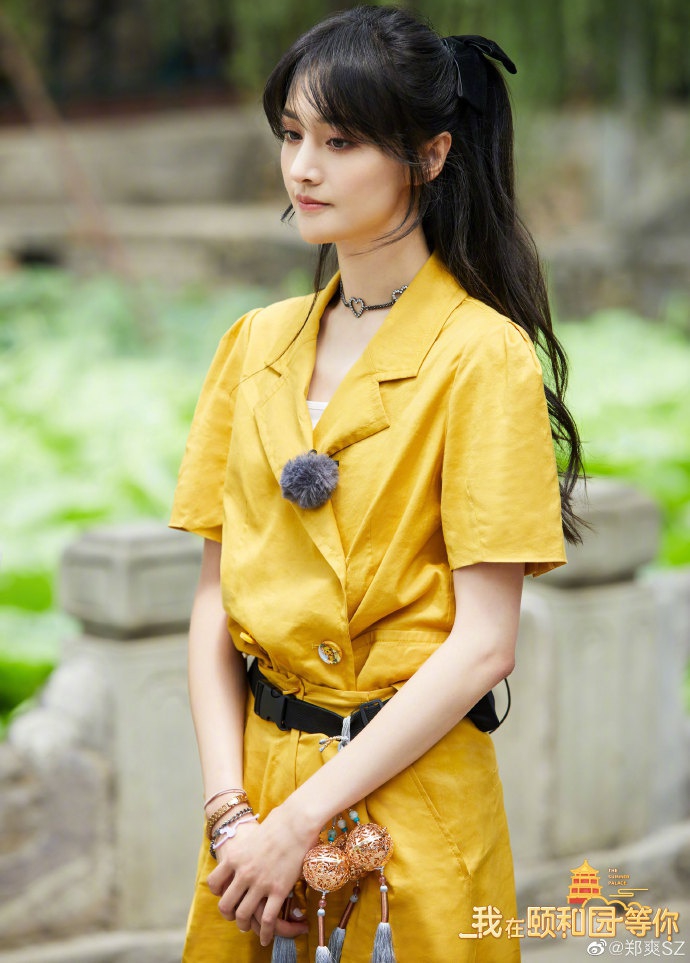 郑爽穿明黄色连衣裙秀纤纤玉臂 戴蝴蝶结温婉可人