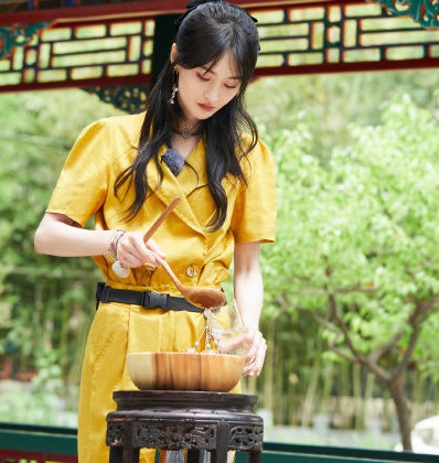 郑爽穿明黄色连衣裙秀纤纤玉臂 戴蝴蝶结温婉可人