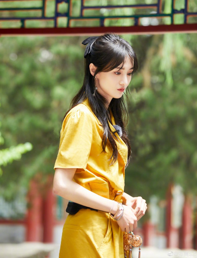 郑爽穿明黄色连衣裙秀纤纤玉臂 戴蝴蝶结温婉可人