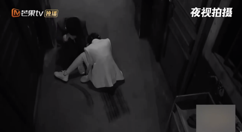 密室大逃脱黑暗中惊现红衣女子 邓伦把杨幂拖了一米远