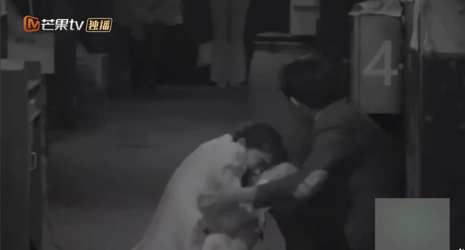 密室大逃脱黑暗中惊现红衣女子 邓伦把杨幂拖了一米远