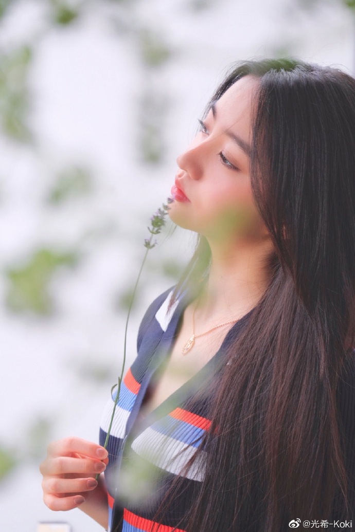 木村光希晒夏日近照明朗清新 细嗅花香画面唯美