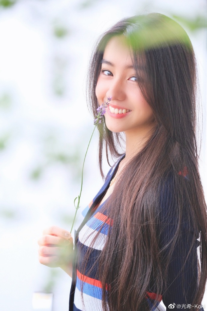 木村光希晒夏日近照明朗清新 细嗅花香画面唯美