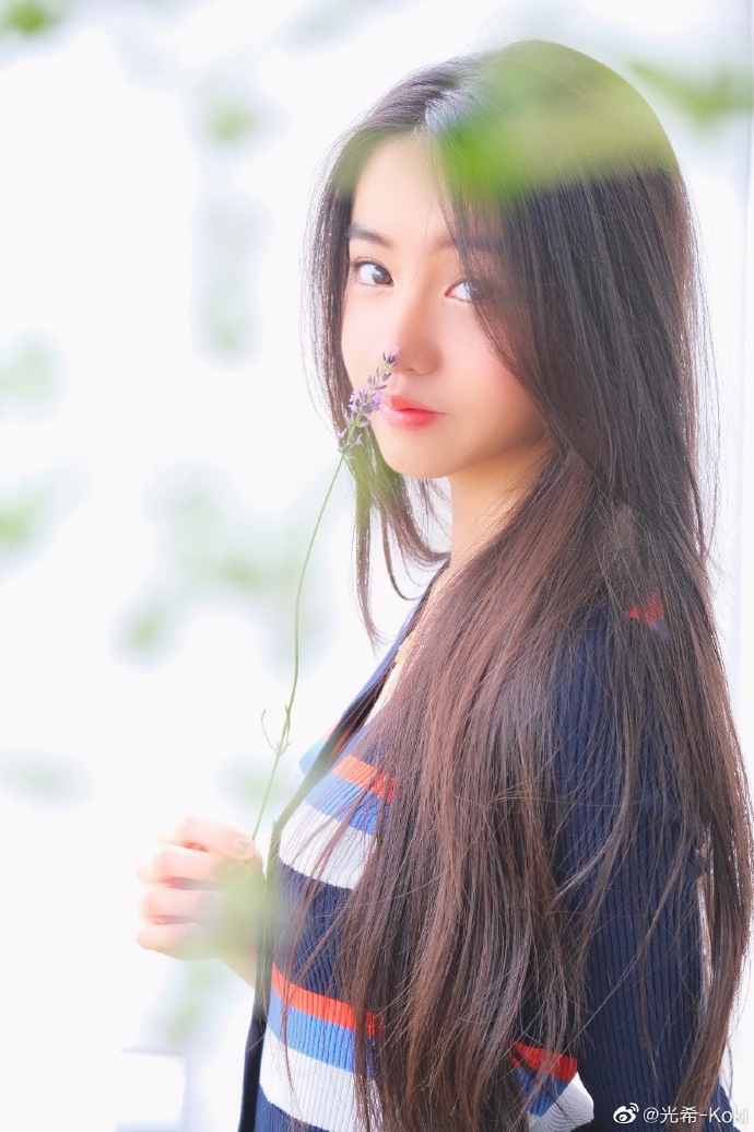 木村光希晒夏日近照明朗清新 细嗅花香画面唯美