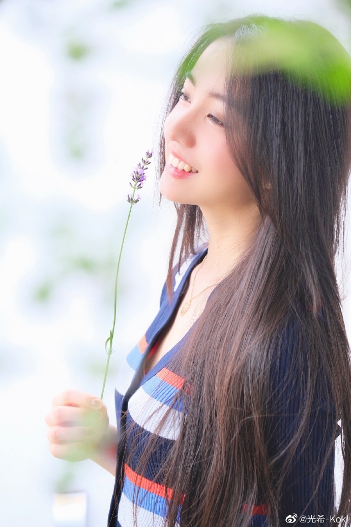 木村光希晒夏日近照明朗清新 细嗅花香画面唯美