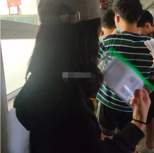 网友高考偶遇张子枫 进场前认真复习超低调