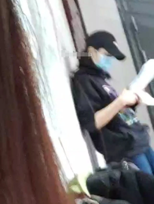 网友高考偶遇张子枫 进场前认真复习超低调