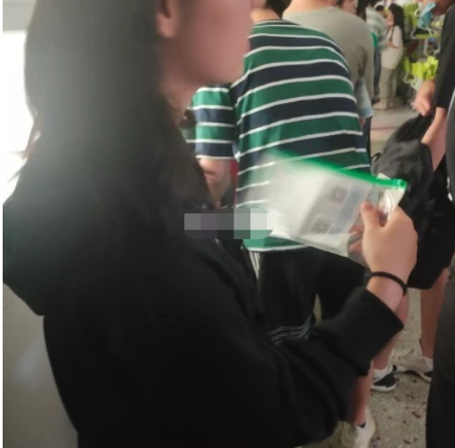 网友高考偶遇张子枫 进场前认真复习超低调