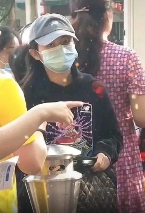 网友高考偶遇张子枫 进场前认真复习超低调