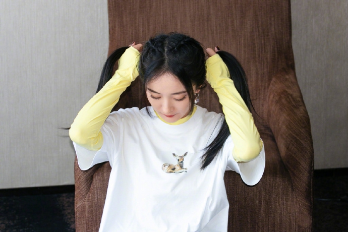 杨幂扎双马尾灵动俏皮 穿黄T叠搭宽松短袖时尚减龄