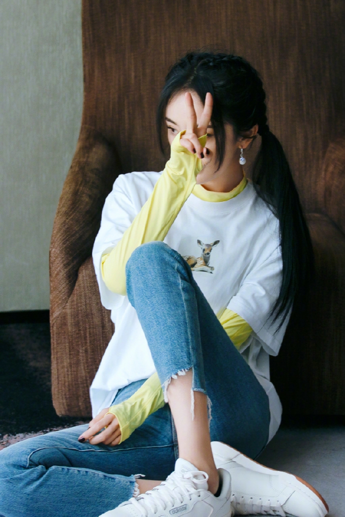 杨幂扎双马尾灵动俏皮 穿黄T叠搭宽松短袖时尚减龄