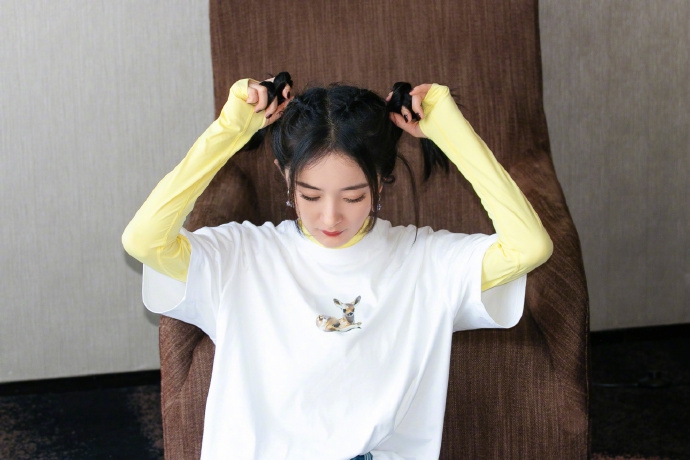 杨幂扎双马尾灵动俏皮 穿黄T叠搭宽松短袖时尚减龄