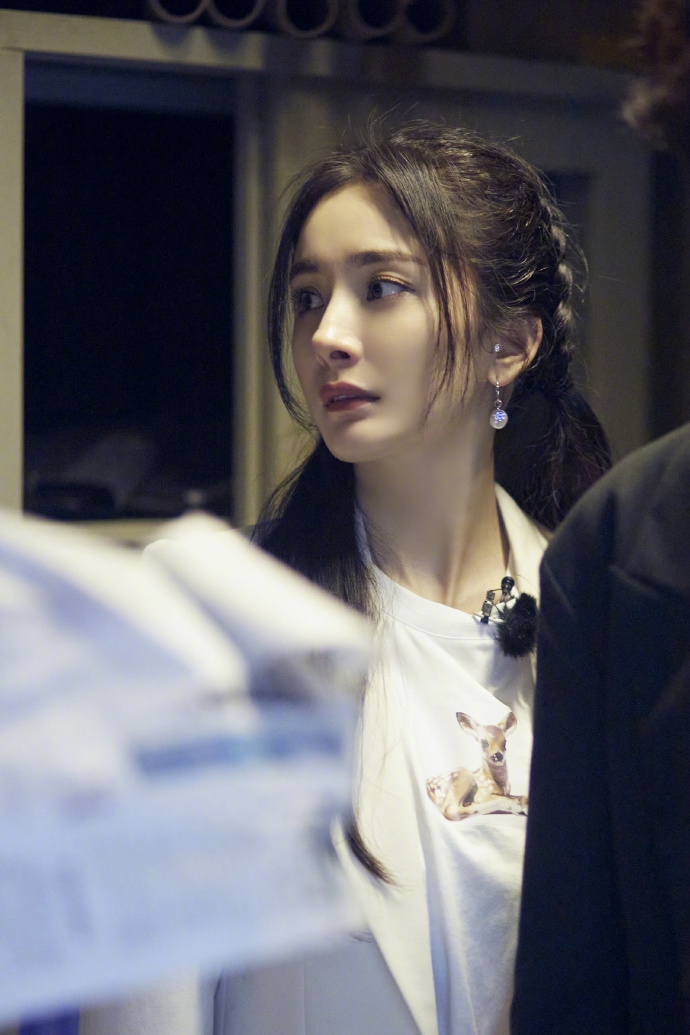 杨幂扎双马尾灵动俏皮 穿黄T叠搭宽松短袖时尚减龄