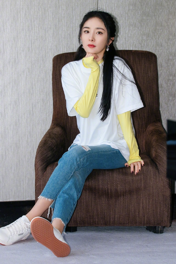 杨幂扎双马尾灵动俏皮 穿黄T叠搭宽松短袖时尚减龄