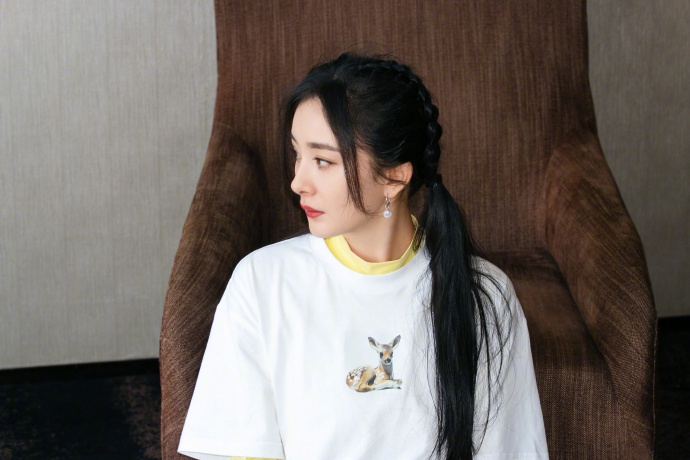 杨幂扎双马尾灵动俏皮 穿黄T叠搭宽松短袖时尚减龄