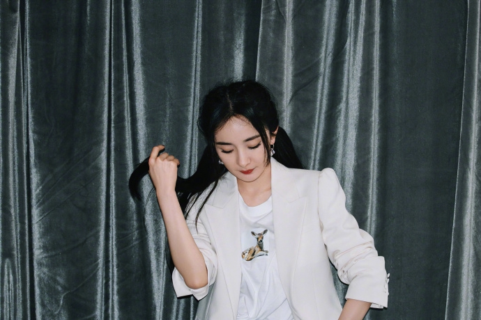 杨幂扎双马尾灵动俏皮 穿黄T叠搭宽松短袖时尚减龄