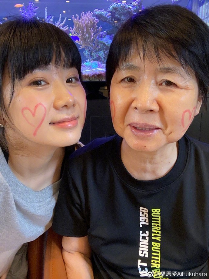 满满仪式感！福原爱晒与母亲合照纪念第1101条微博