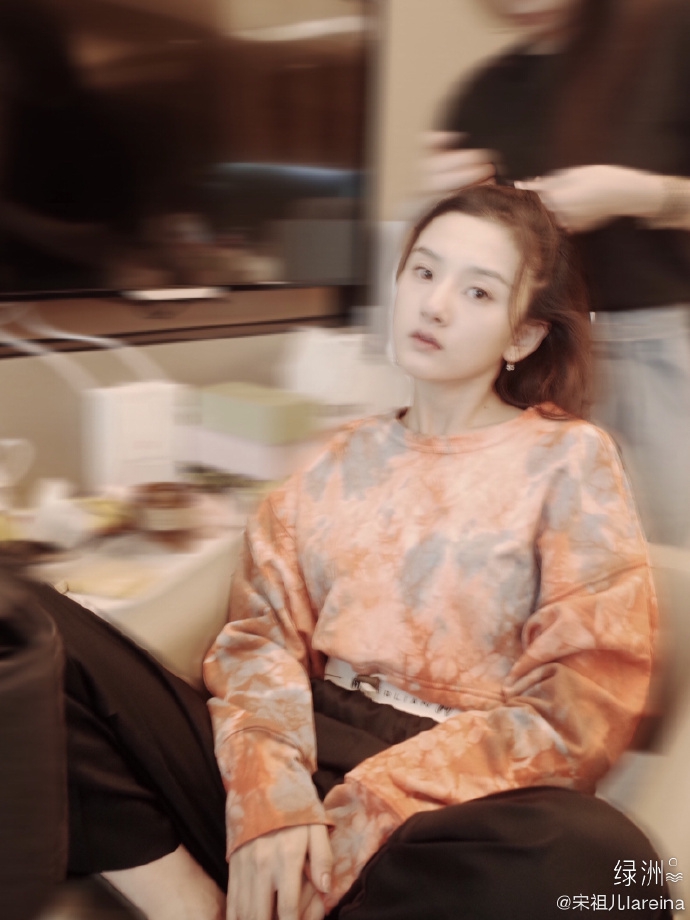 宋祖儿早起开工一脸困倦 素颜对镜揉眼睛伸懒腰显呆萌