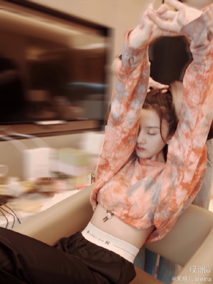 宋祖儿早起开工一脸困倦 素颜对镜揉眼睛伸懒腰显呆萌