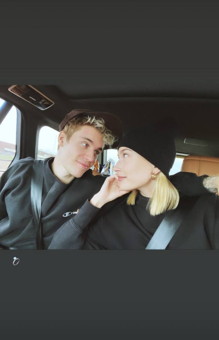 贾斯汀比伯庆祝结婚两周年纪念日 甜蜜对视爱意满满