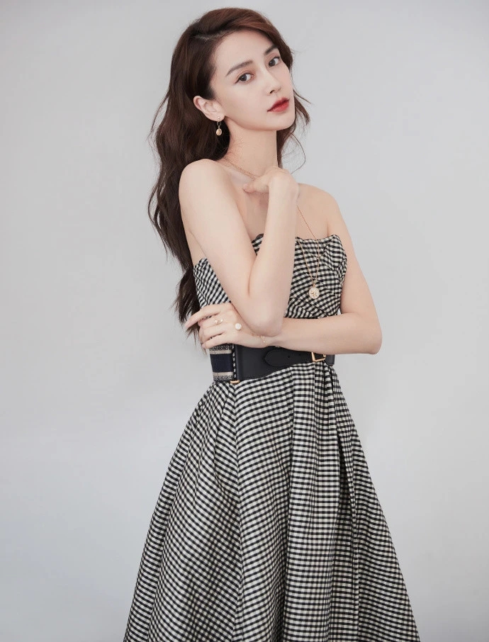 Baby穿抹胸长裙小秀性感 生图和精修照一样美