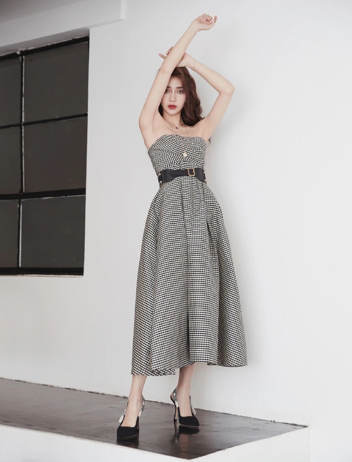 Baby穿抹胸长裙小秀性感 生图和精修照一样美