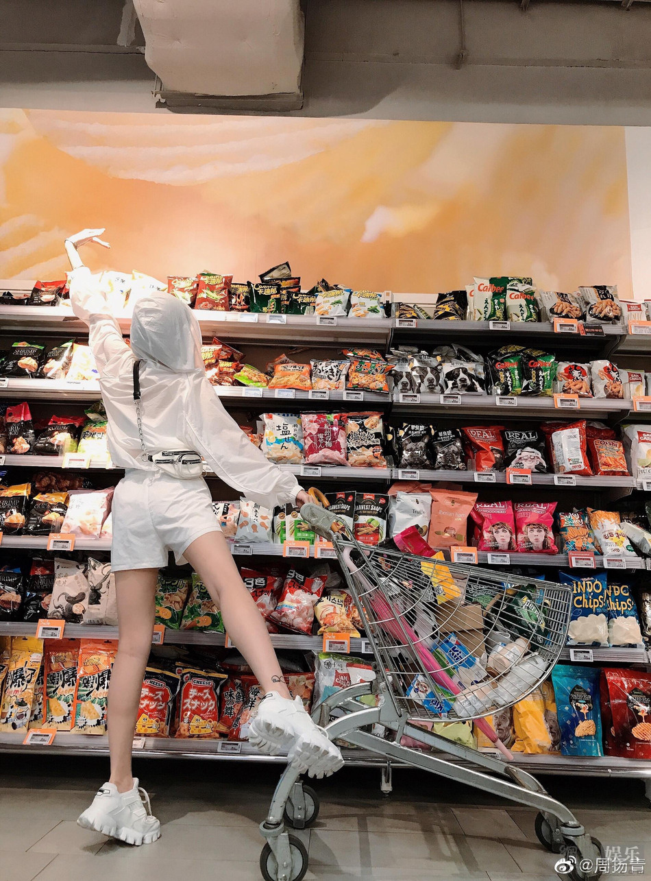 周扬青逛超市凹造型摆拍 动作搞怪长腿抢镜