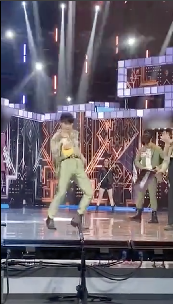 周震南尹正快本斗舞欢乐多 舞蹈卡点准画风很魔性