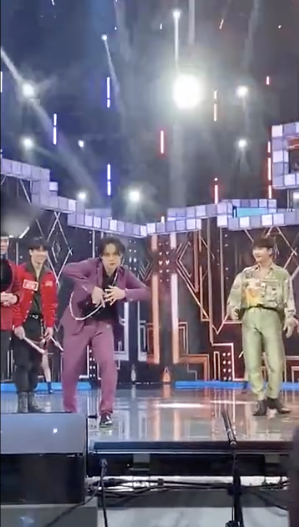 周震南尹正快本斗舞欢乐多 舞蹈卡点准画风很魔性