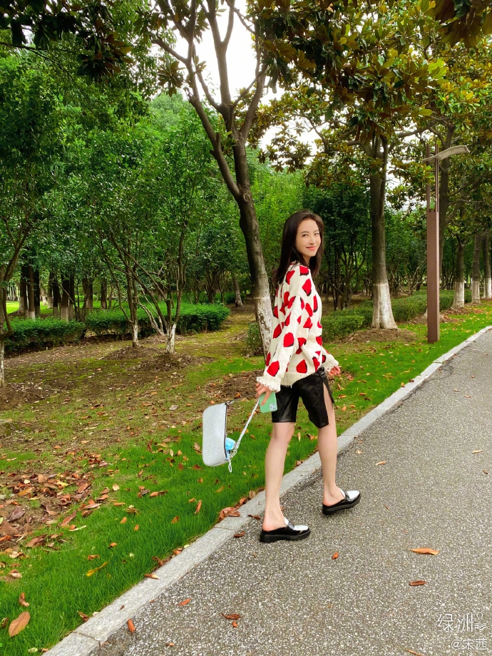 宋茜穿桃心毛衣配黑色皮裤 对镜比心俏皮可爱