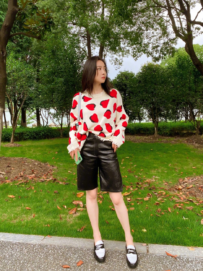 宋茜穿桃心毛衣配黑色皮裤 对镜比心俏皮可爱