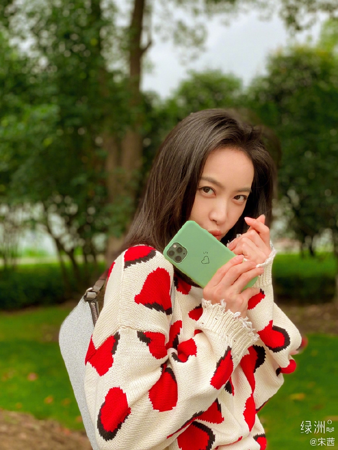 宋茜穿桃心毛衣配黑色皮裤 对镜比心俏皮可爱