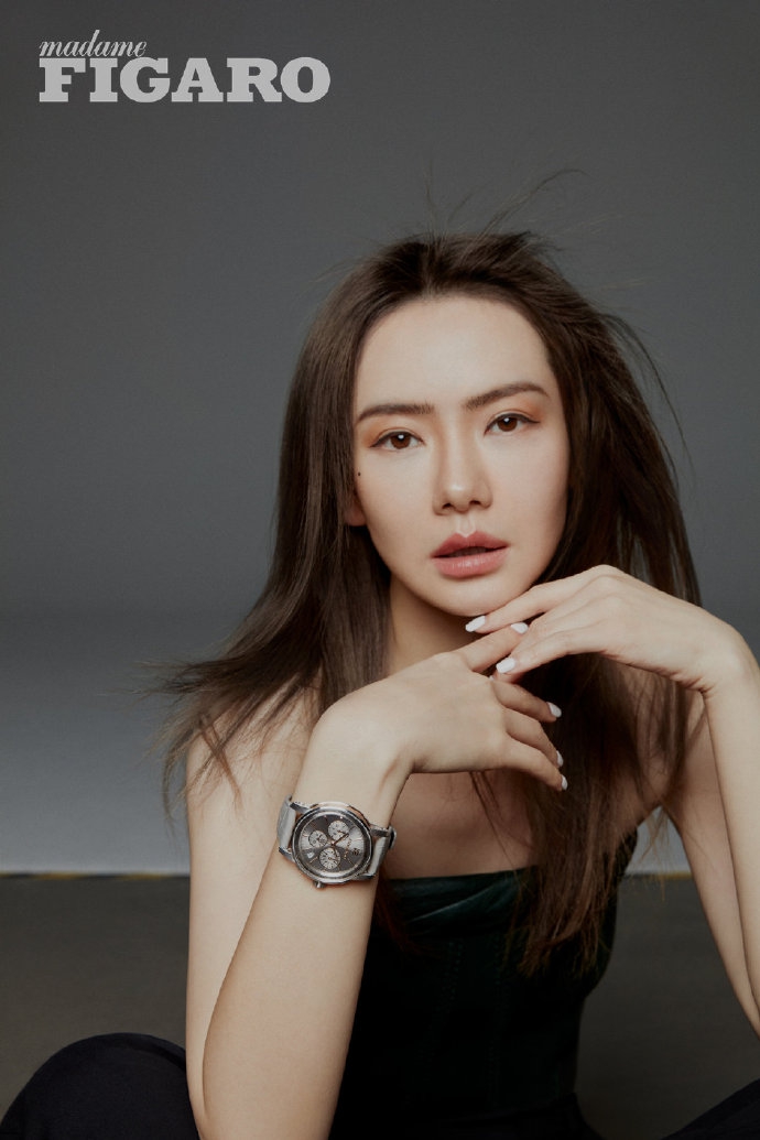 戚薇时尚杂志大片曝光 复古爆炸头搭金属风耳环又美又飒