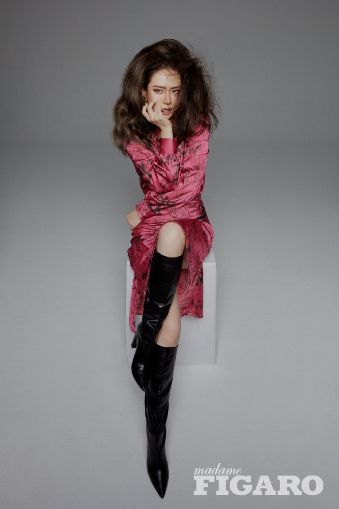 戚薇时尚杂志大片曝光 复古爆炸头搭金属风耳环又美又飒